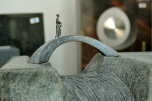 Beispielfoto Brücke mit kleine Figur auf Grabstein