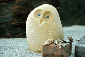 Beispielfoto Eule aus Stein als Accessoire für Grabanlagen