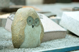 Kleine Eule aus Stein für Grabmal-Dekoration