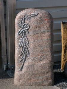 Felsen Grabmal mit Pflanzen-Ornament