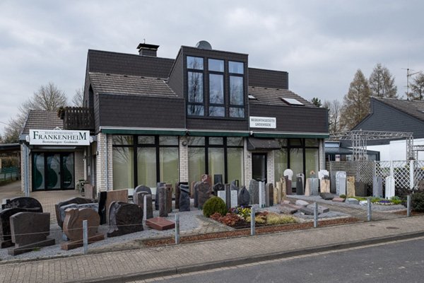 Außenansicht der CGN Filiale in Mettmann mit Grabsteinausstellung