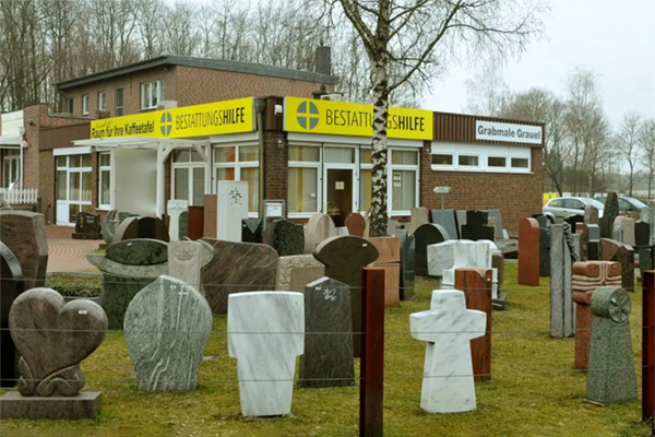 Außenansicht der CGN Filiale in Neuss mit Grabsteinausstellung