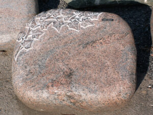 Naturstein mit Pflanzenornament