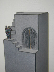 Kreativer säulenartiger Grabstein mit Tor, Treppe und zwei Personen