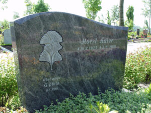 Großer Grabstein mit einem Baum-Ornament