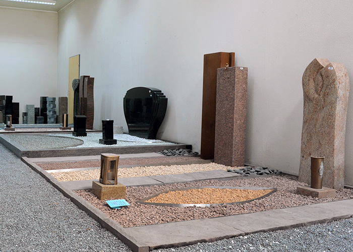 Pflegearme Gräber aus Stein in einer Ausstellung