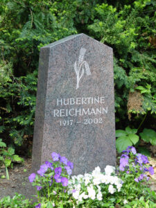 Grabstein mit Spitzdachform und Ähren-Ornament