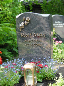 Polierter Grabstein mit Bronze-Besatz Rose und Namen