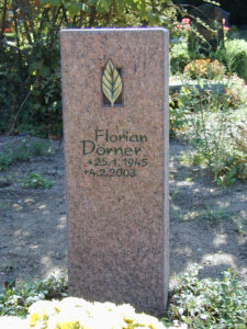 Grabmal-Säule mit eingelassenen Bronzeblatt