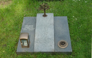 Pflegearmes Urnengrab aus Stein mit Einlass für Kerze und Blumen und Baum-Figur