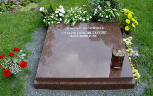 Pflegearme Grabsteinplatte für Urnengräber