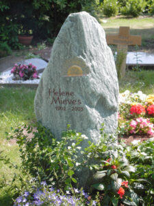 Grabstein für Urnengrab in Naturstein-Bergform mit Sonne als Ornament