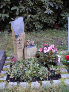Urnengrabstein aus zwei Säulen mit zwei kleinen Eulen als Dekoration