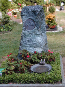 Naturgrabstein mit rundem Einlass für Name und Datum