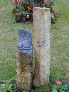 Grabstein aus Naturstein, zwei Säulen mit einer Katze als Ornament
