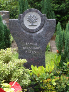 Grabmal aus Stein mit runden Baum-Ornament