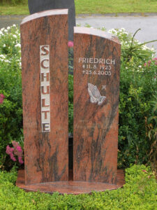 Grabmal aus zwei Säulen mit gefalteten Händen als Ornament