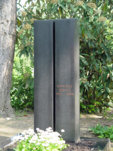 Zwei Säulen als Grabstein