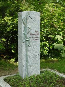 Hoher schmaler Grabstein mit Blumenornament