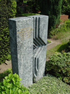 Zweiteiliger Grabstein mit treppenartiger Abstufung von innen nach außen