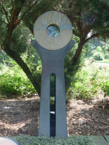 Großer künstlerischer Grabstein mit einer großen Säule und runden aufgesetzten Stein-Rad