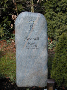 Großer Naturstein-Grabstein mit Leuchtturm-Ornament und Schriftzug