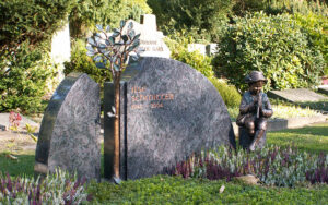 Kreativer ovaler Grabstein mit zwei Bronzefiguren